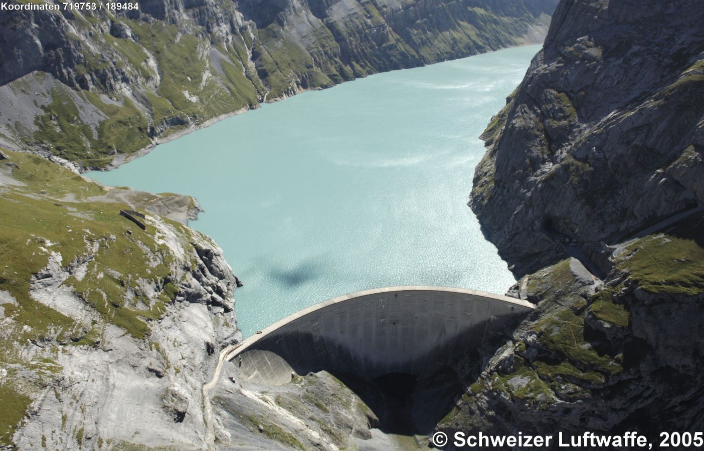 Limmerensee (Position: 2'719'761.15, 1'189'567.39), ein Speichersee der Krafwerke Linth-Limmern (Gemeinde Glarus Süd). 146 m hoch, im Bereich der Krone 370 m lang, Stauvolumen: 92 Mio m3.